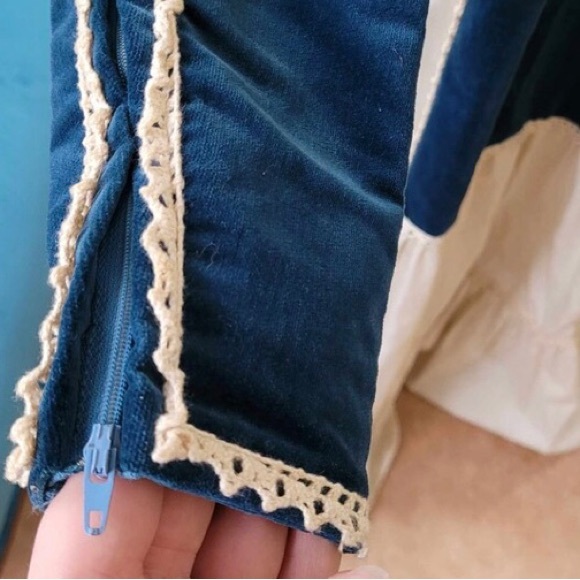 Vintage 1970s Gunne Sax
Renaissance Teal Velvet crochet lace Ivory. US4 - Picture 7 of 10